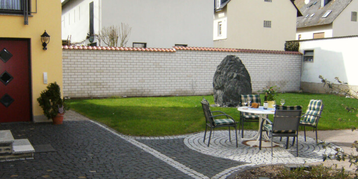 Ferienhaus Willwert - Terrasse und Liegewiese