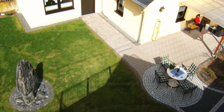 Ferienhaus Willwert - Terrasse und Liegewiese