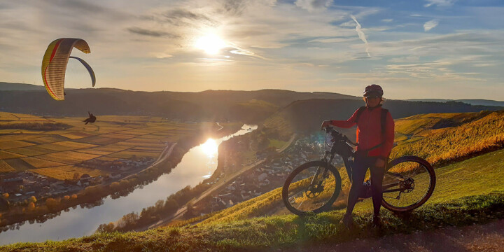 Mountainbiken und Gleitschirmfliegen in den Weinbergen